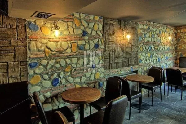 moda pub'a döşenen taş tuğla ahşap beton görünümlü fiber duvar paneli duvarın yakından görünümü